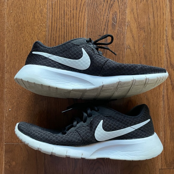 Nike Tanjun Black/White 818381-011 Youth 6 Women’s 7.5 - Picture 2 of 5